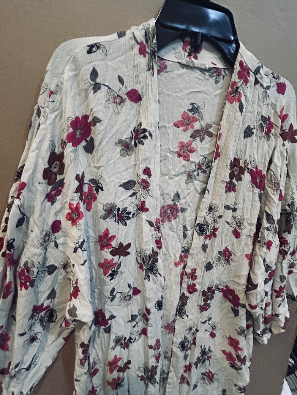 easel White Rayon Floral Duster with Red and Pink Flowers - Picture 4 of 12